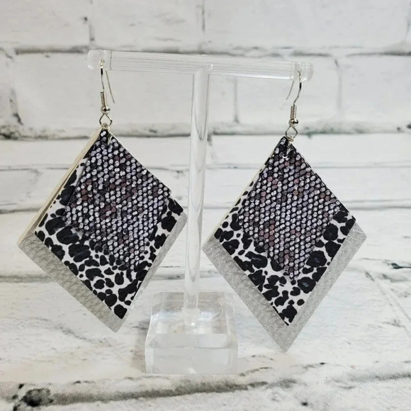 3 Layer Grey Sparkle Faux Leather Dangle Chic Lightweight Earrings 3g6 - Picture 3 of 5